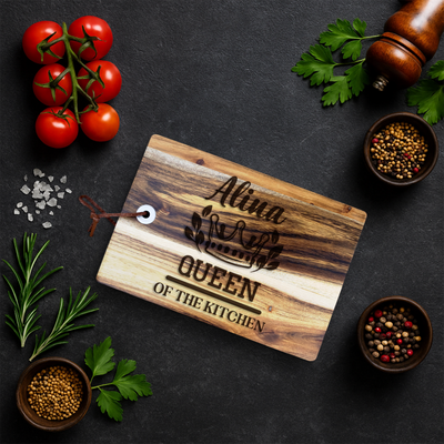 Tocator din lemn Acacia pentru branzeturi personalizat - Queen of the kitchen