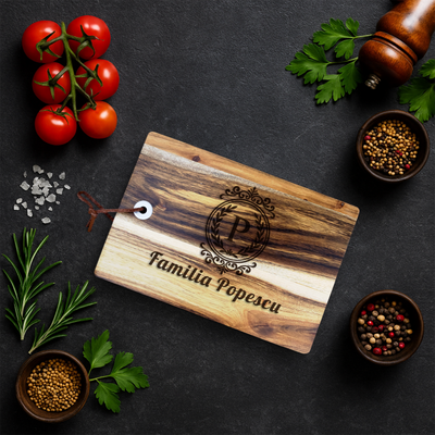 Tocator din lemn Acacia pentru branzeturi personalizat - Cu numele de familie