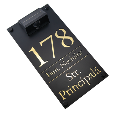 Numar de casa cu lampa solara led RGB Solar Premium 29x15 cm cu numele de familie – Negru/Auriu Oglinda