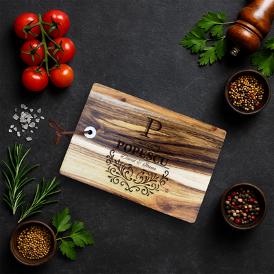 Tocator din lemn Acacia pentru branzeturi personalizat - Nume Cuplu